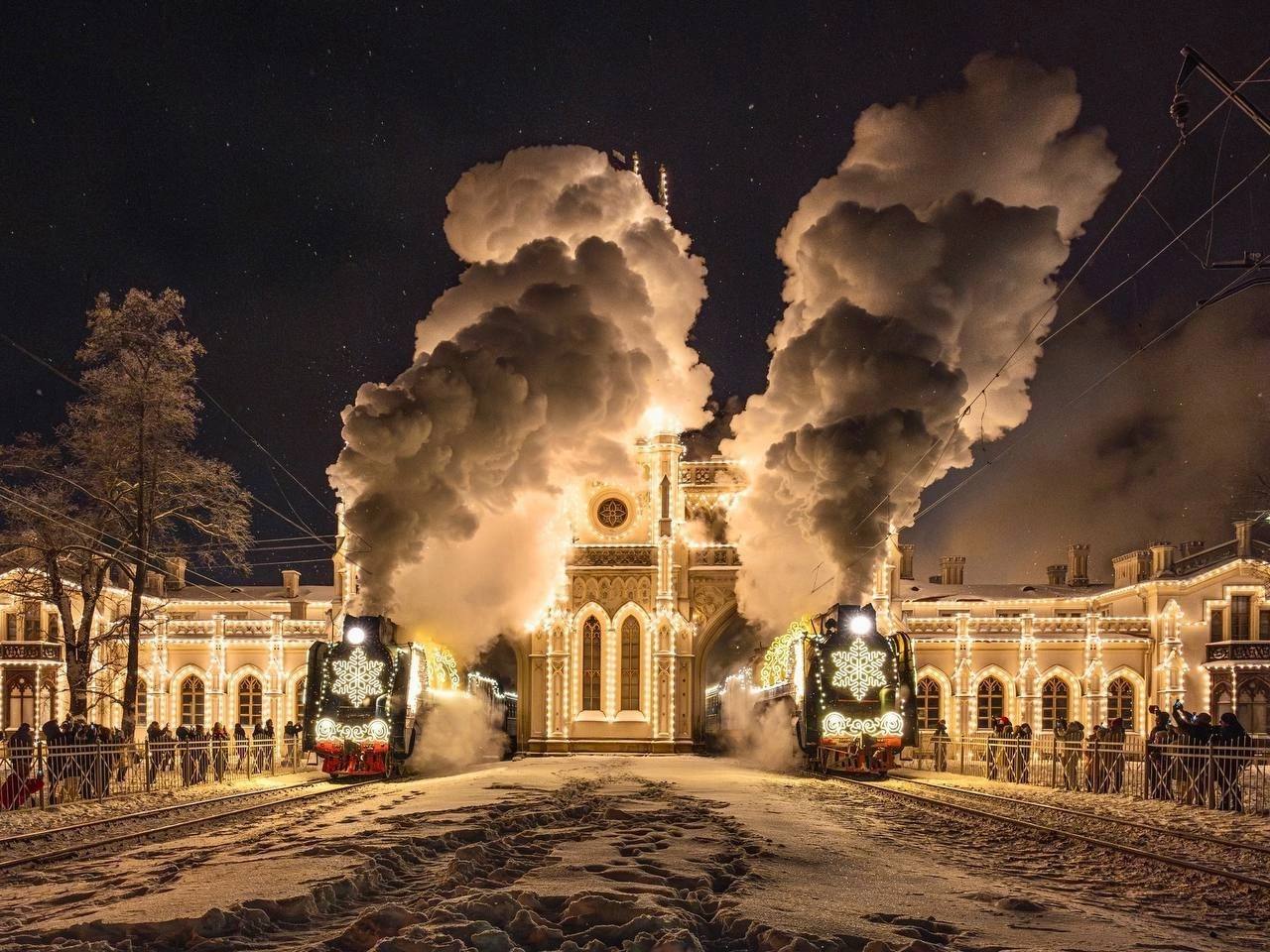 Сказочный вокзал и поезд Деда Мороза