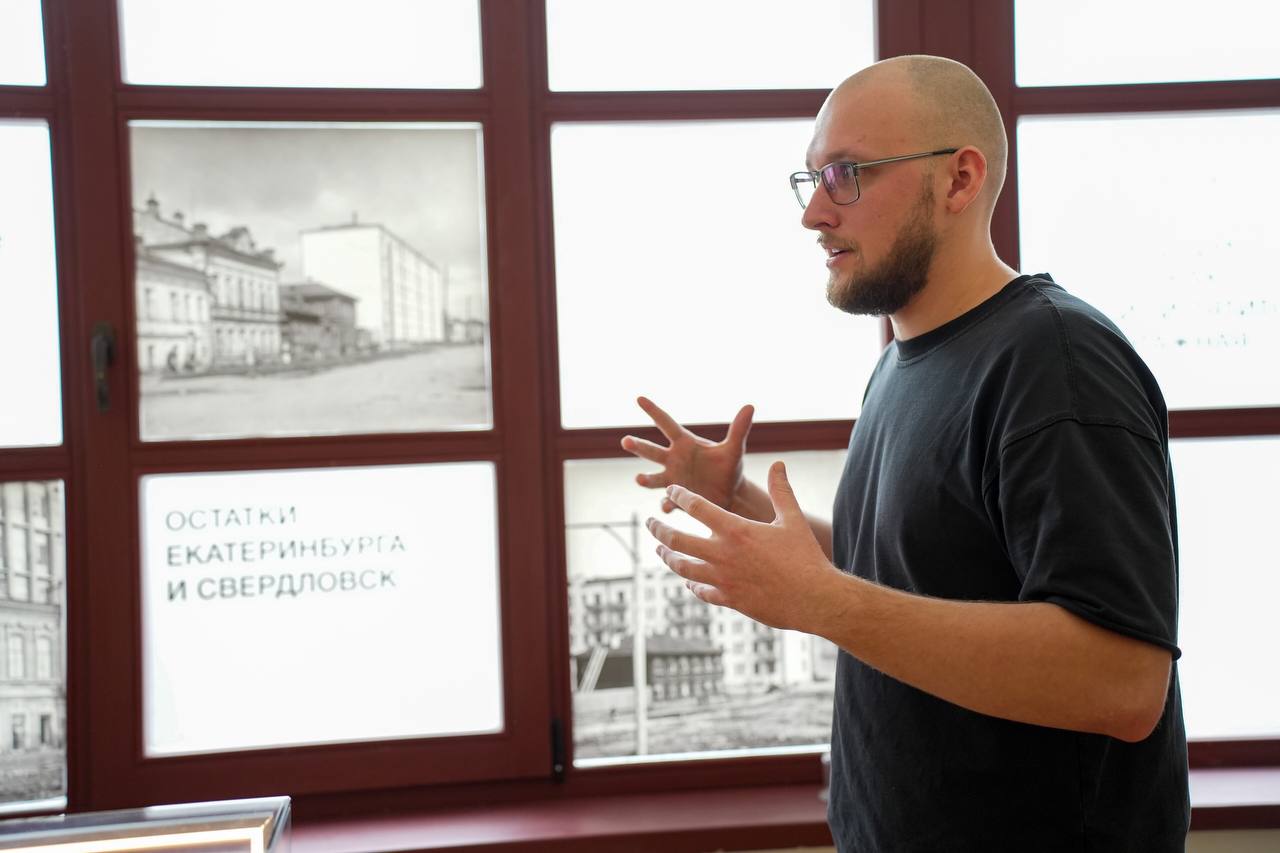 Кураторская экскурсия Александра Думчикова по выставке «Работать и жить. Свердловск»