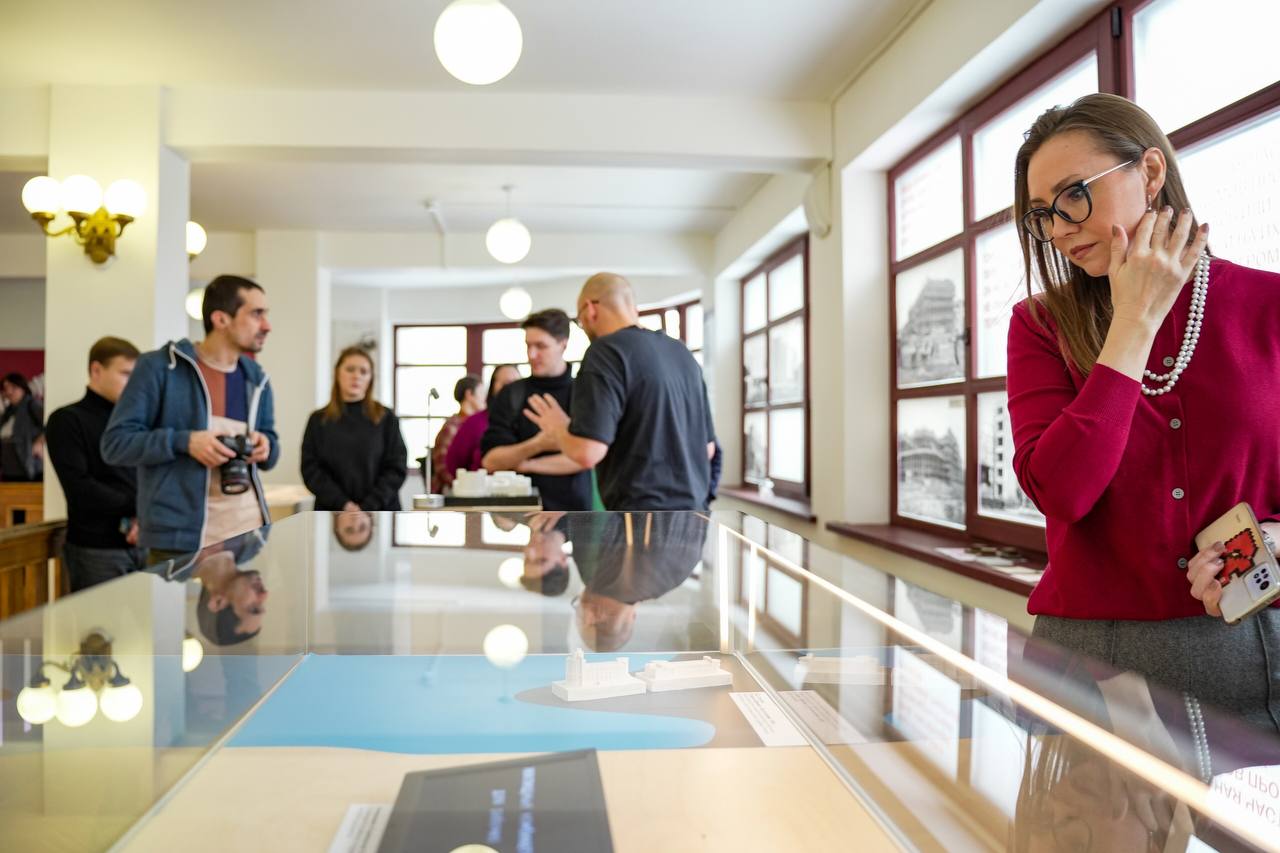 Кураторская экскурсия Александра Думчикова по выставке «Работать и жить. Свердловск»