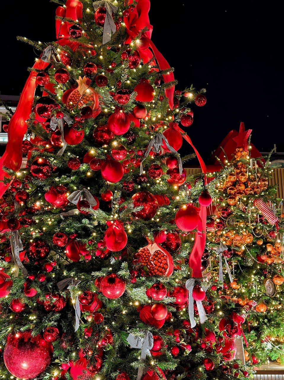 Выставка дизайнерских елей