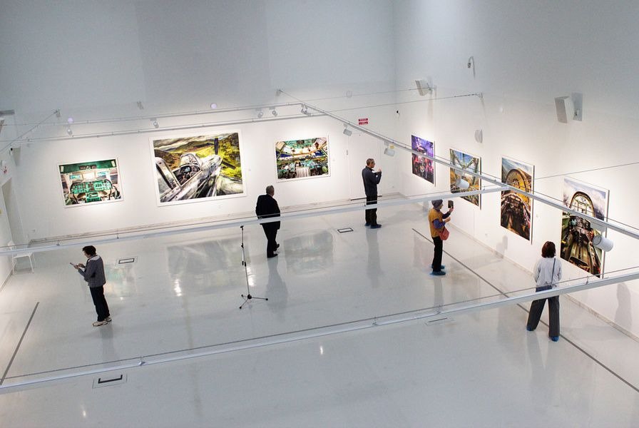 Выставка Алмонда Чу «Парад / В будущем»