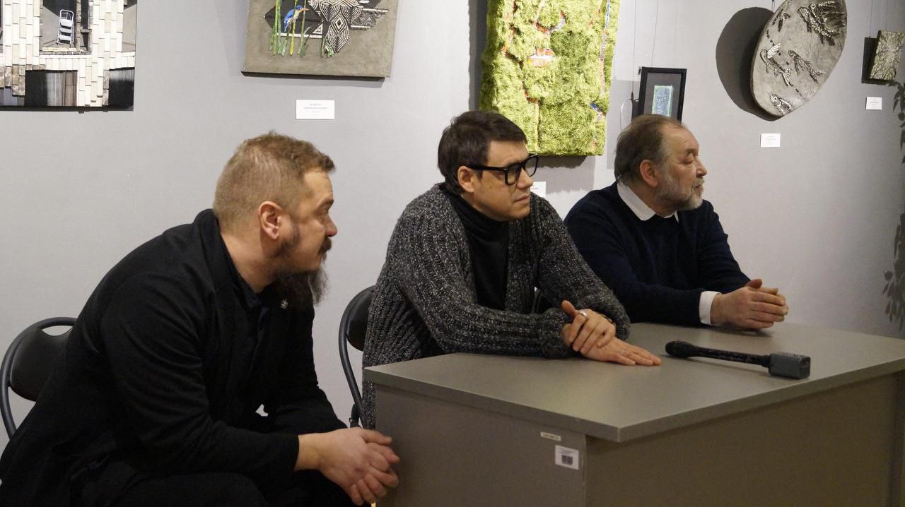 Выставка Камень.Ножницы.Бумага