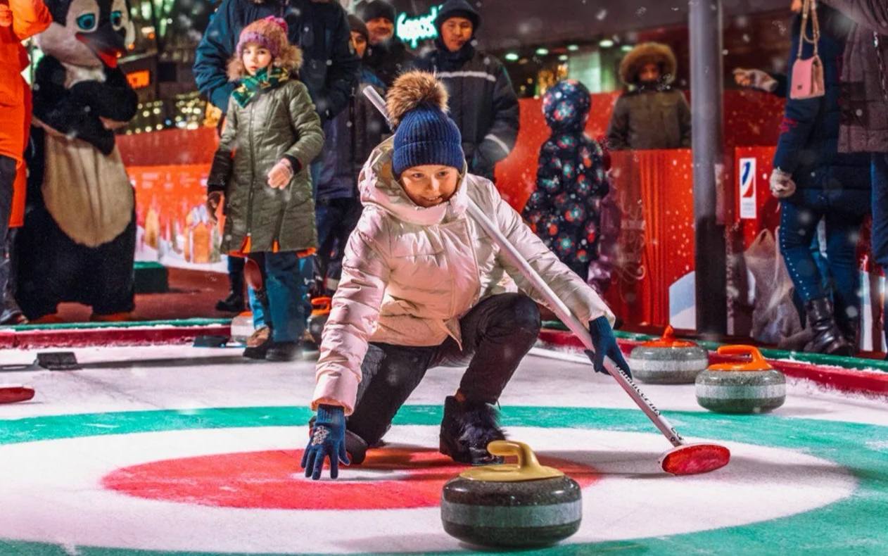Игры в керлинг, снежный дартс и хоккей в валенках