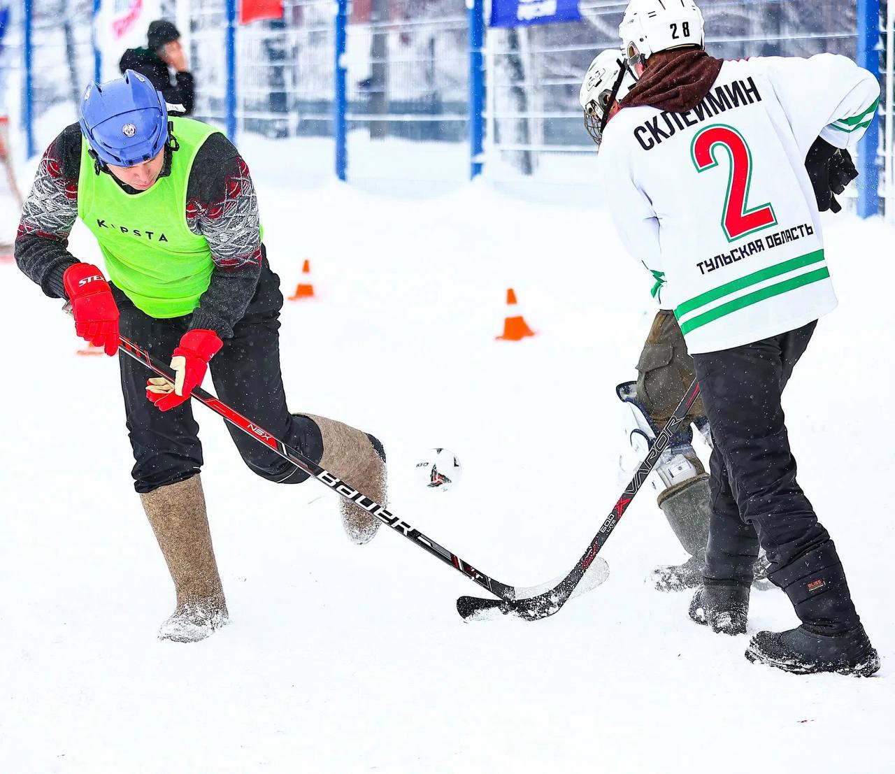 Игры в керлинг, снежный дартс и хоккей в валенках