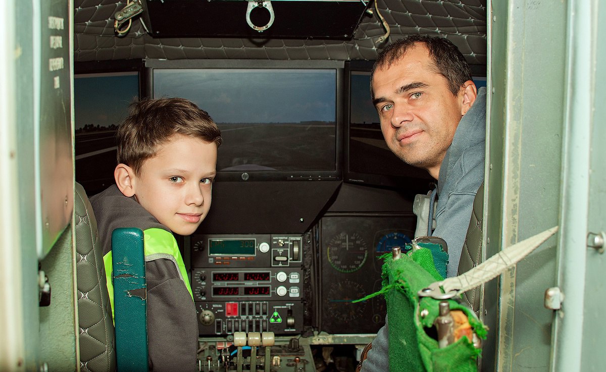 Интерактивная познавательная экскурсия-занятие: Авиаторы и их профессии + авиатренажер