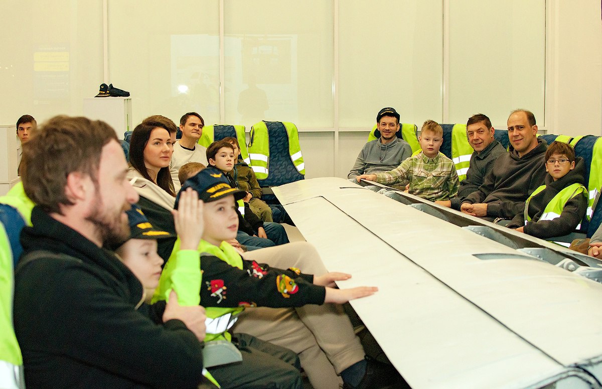 Интерактивная познавательная экскурсия-занятие: Авиаторы и их профессии + авиатренажер