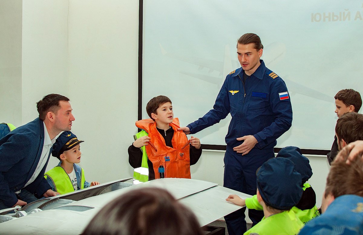 Интерактивная познавательная экскурсия-занятие: Авиаторы и их профессии + авиатренажер