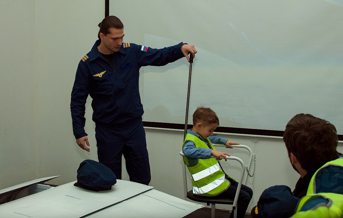 Интерактивная познавательная экскурсия-занятие: Авиаторы и их профессии + авиатренажер