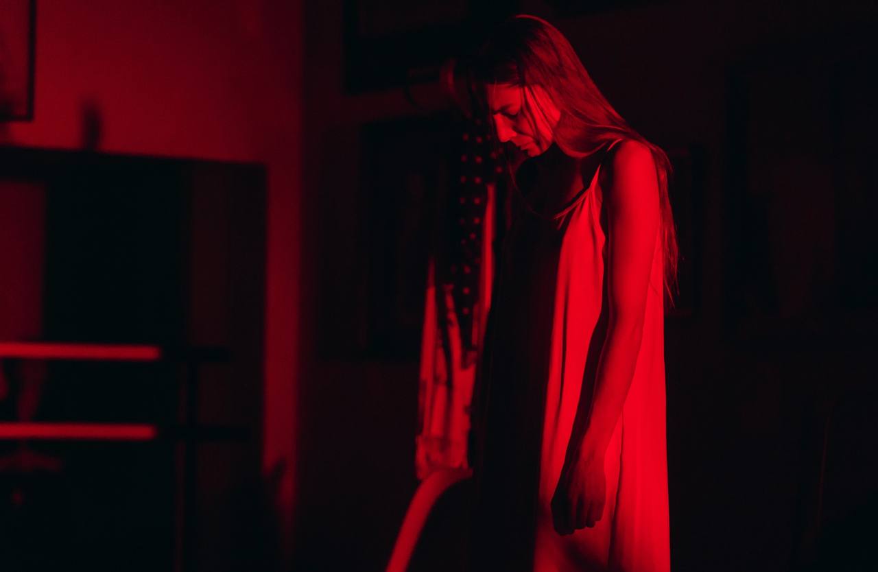 Спектакль Дмитрия Мулькова «Выход в свет» (16+)