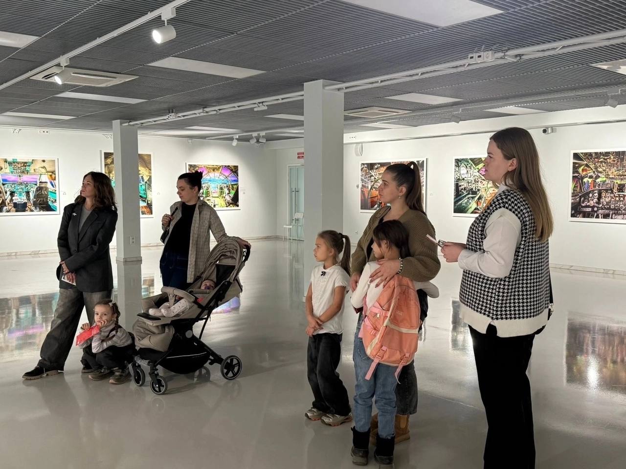 Семейная экскурсия по выставке Саши Генциса «Рейс в мечту»