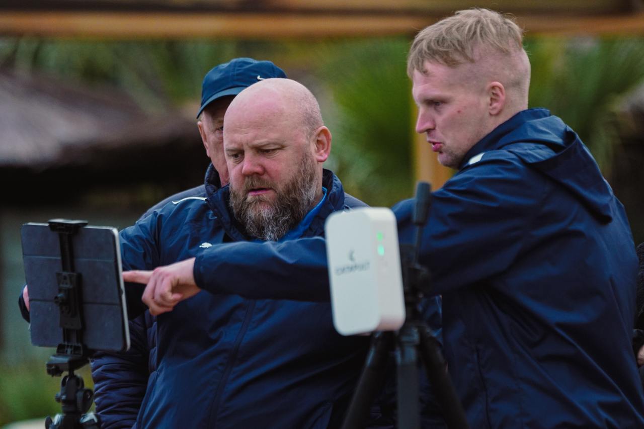 Тренерский штаб смотрит расписание спаррингов на турецкие сборы