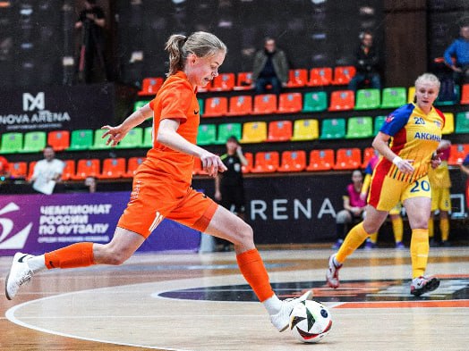 Футболистки из «Кристалла» добились волевой победы в Светлом Яру над «Аксиньей»