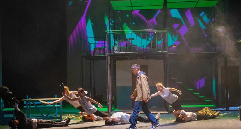 Бульвар надежд в осенних листьях