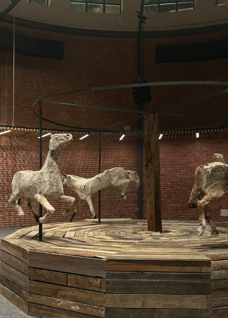 Выставка работы Александры Гарт «Постоянство веселья и грязи»